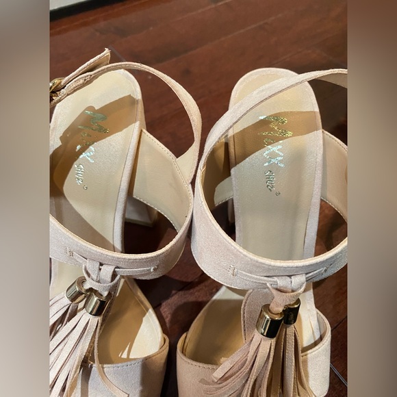 Brand new, never worn, beige block heel open toe shoes, size 8 - Picture 3 of 8